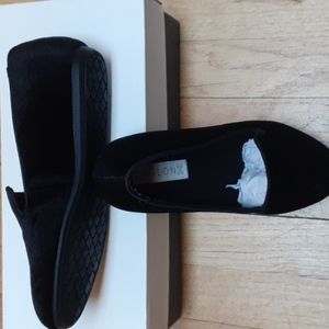 Caslon Black soft flat